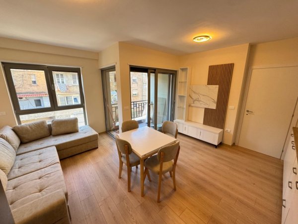 Tirane, jepet me qera apartament 1+1 Kati 2, 700 € 