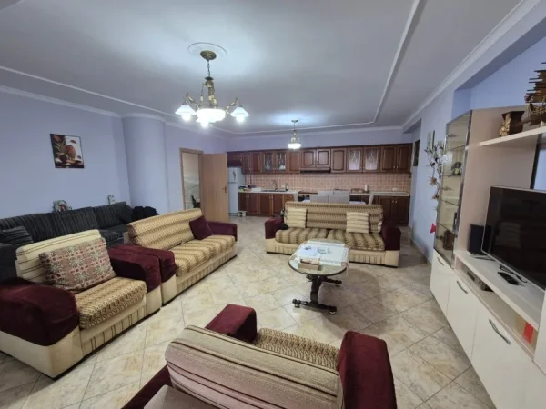 Tirane, jepet me qera apartament 2+1+Ballkon , 130 m² 700 € (21 Djetori)