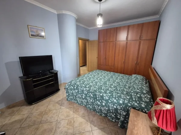 Tirane, jepet me qera apartament 2+1+Ballkon , 130 m² 700 € (21 Djetori)
