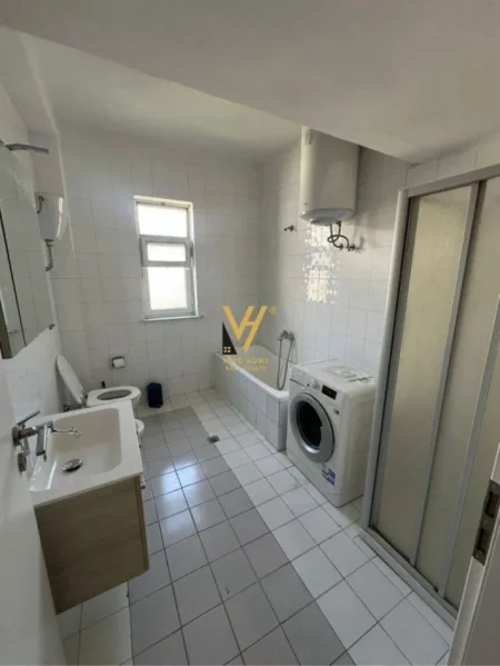 Tirane, jepet me qera apartament 2+1+Ballkon Kati 3, 107 m² 700 € (PAZARI I RI)