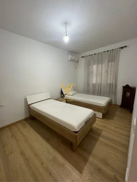Tirane, jepet me qera apartament 2+1+Ballkon Kati 3, 107 m² 700 € (PAZARI I RI)