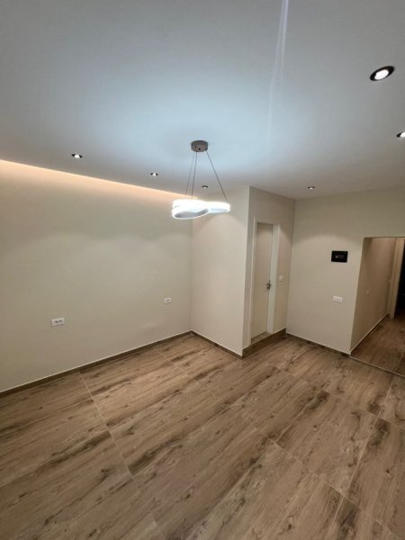 Tirane, jepet me qera ambjent biznesi Kati 1, 30 m² 40 € (Bulevardi Gjergj Fishta.)