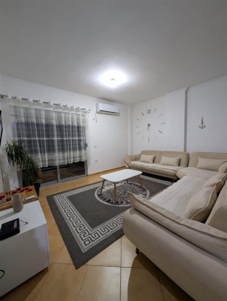 Tirane, jepet me qera apartament 2+1 Kati 2, 87 m² 450 € (Restorant Fresku)