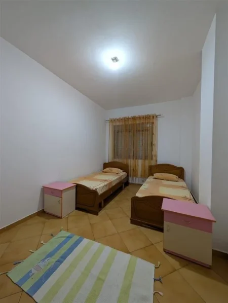 Tirane, jepet me qera apartament 2+1 Kati 2, 87 m² 450 € (Restorant Fresku)