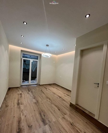 Tirane, jepet me qera zyre Kati 1, 30 m² 400 € (Bulevardi Gjergj Fishta)