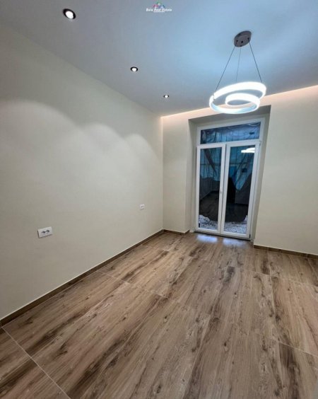 Tirane, jepet me qera zyre Kati 1, 30 m² 400 € (Bulevardi Gjergj Fishta)