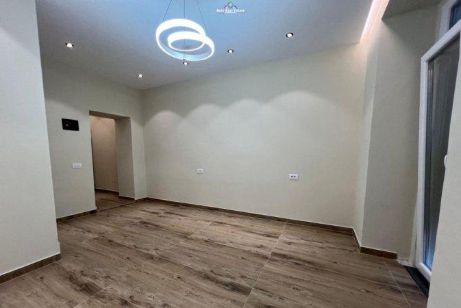 Tirane, jepet me qera zyre Kati 1, 30 m² 400 € (Bulevardi Gjergj Fishta)