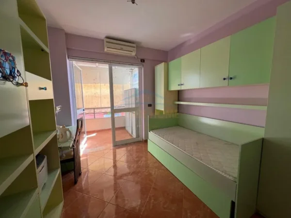 Tirane, jepet me qera apartament 3+1+Ballkon Kati 6, 105 m² 630 € (Unaza e Re)