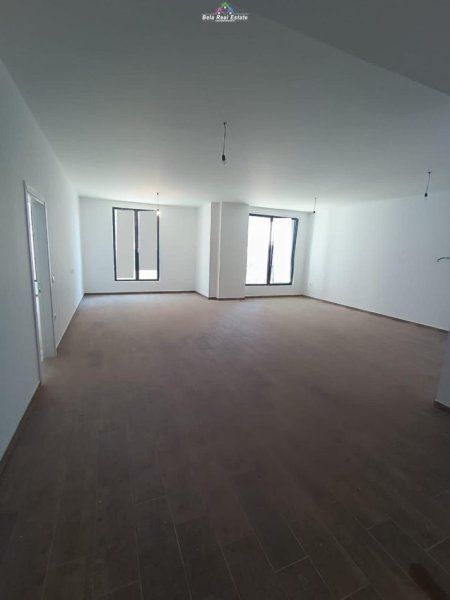 Tirane, jepet me qera zyre Kati 1, 140 m² 95.000 leke te reja (ZIRKON)