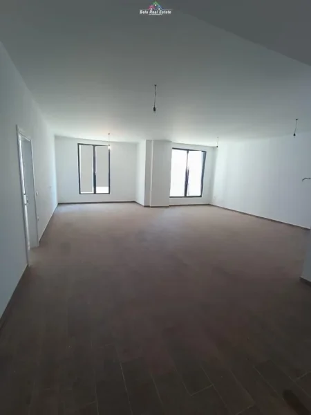 Tirane, jepet me qera zyre Kati 1, 140 m² 80.000 leke te reja (ZIRKON)