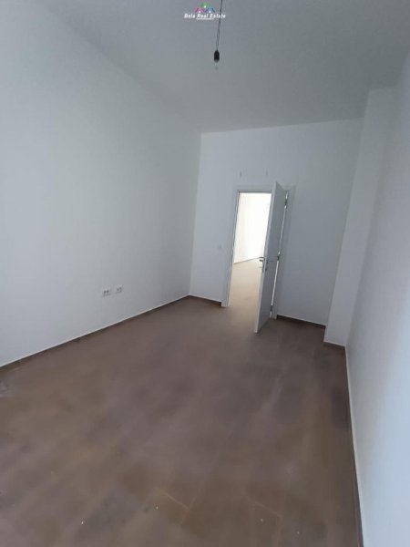 Tirane, jepet me qera zyre Kati 1, 140 m² 95.000 leke te reja (ZIRKON)