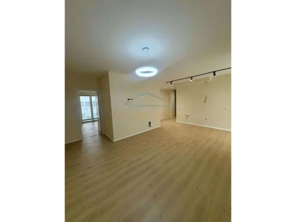 Tirane, jepet me qera apartament 2+1 Kati 3, 100 m² 700 € 