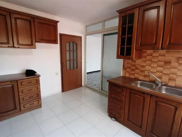 Tirane, jepet me qera apartament 2+1+Ballkon Kati 6, 110 m² 500 € (myslym shyri)