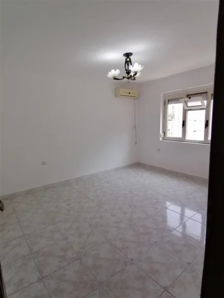 Tirane, jepet me qera apartament 2+1+Ballkon Kati 6, 110 m² 500 € (myslym shyri)