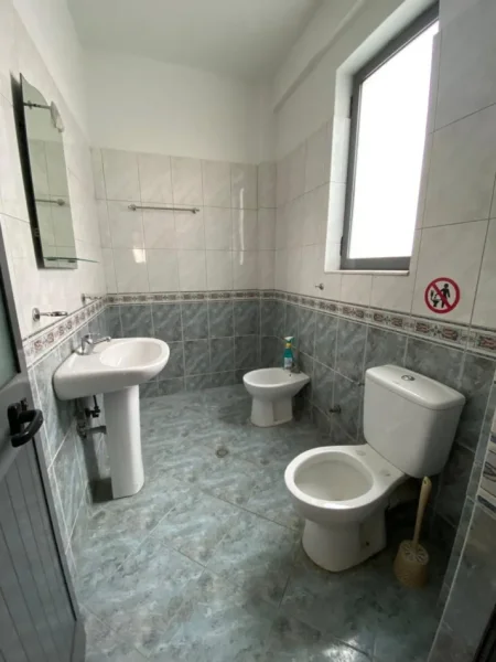 Tirane, jepet me qera ambjent biznesi Kati 1, 210 m² 1.500 € (Astir)