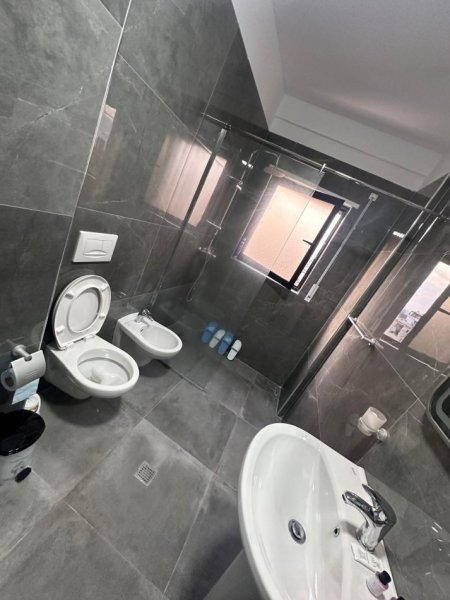 Tirane, jepet me qera apartament 1+1 Kati 4, 74 m² 600 € (selvia)