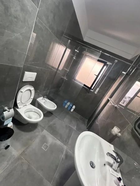 Tirane, jepet me qera apartament 1+1 Kati 4, 74 m² 600 € (selvia)
