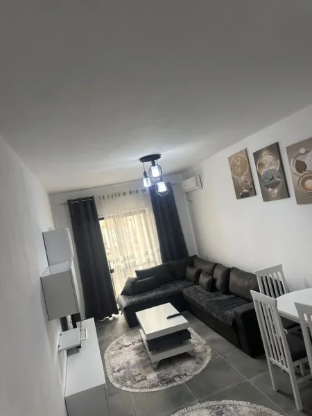 Tirane, jepet me qera apartament 1+1 Kati 4, 74 m² 600 € (selvia)
