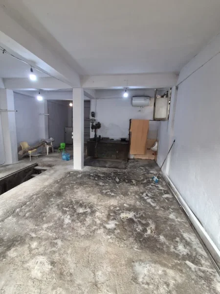Tirane, jepet me qera magazine Kati 0, 56 m² 700 € 