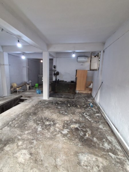 Tirane, jepet me qera magazine Kati 0, 56 m² 700 € 