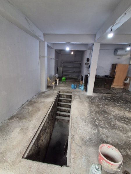 Tirane, jepet me qera magazine Kati 0, 56 m² 700 € 