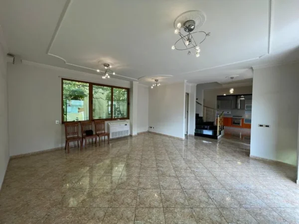 Tirane, jepet me qera Vile 1+1+Ballkon Kati 3, 270 m² 1.300 € (kodra e priftit)