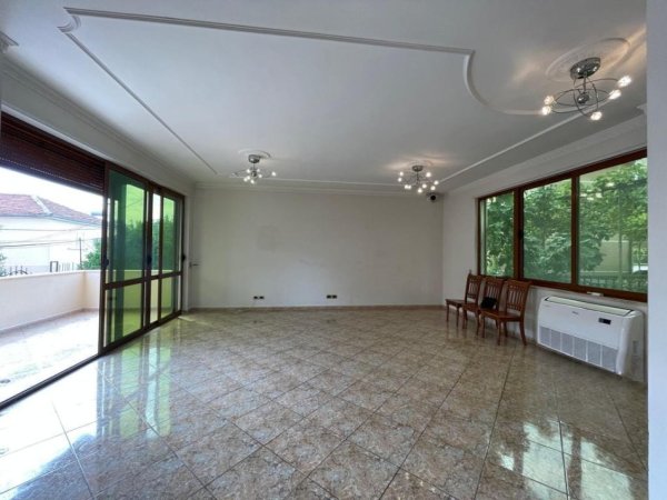 Tirane, jepet me qera Vile 1+1+Ballkon Kati 3, 270 m² 1.300 € (kodra e priftit)