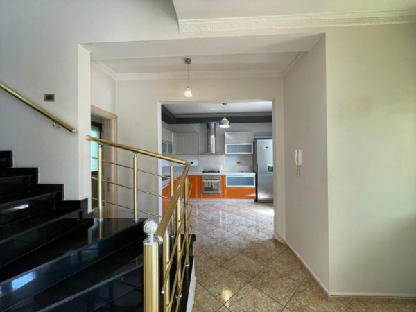Tirane, jepet me qera Vile 1+1+Ballkon Kati 3, 270 m² 1.300 € (kodra e priftit)
