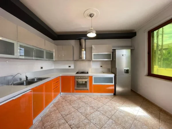 Tirane, jepet me qera Vile 1+1+Ballkon Kati 3, 270 m² 1.300 € (kodra e priftit)