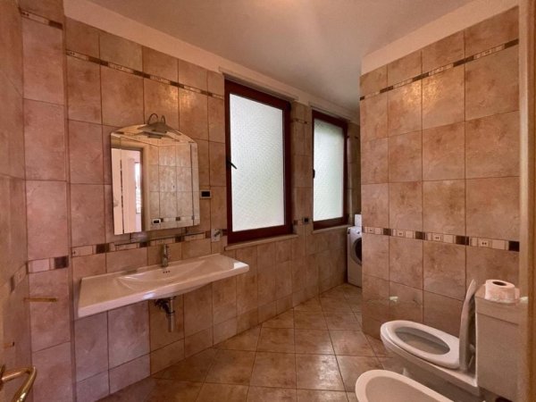 Tirane, jepet me qera Vile 1+1+Ballkon Kati 3, 270 m² 1.300 € (kodra e priftit)