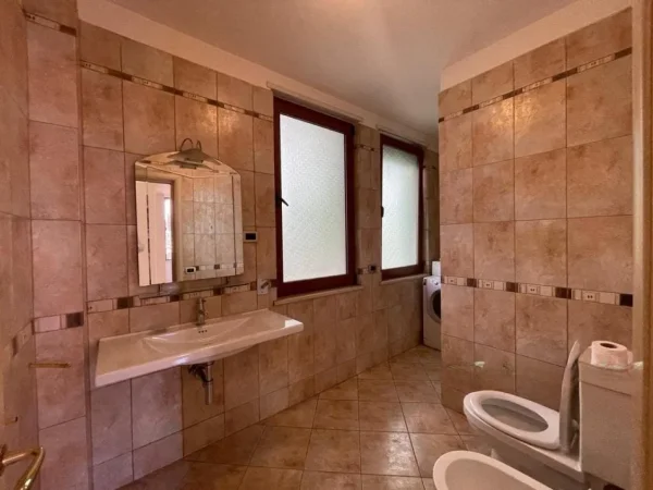 Tirane, jepet me qera Vile 1+1+Ballkon Kati 3, 270 m² 1.300 € (kodra e priftit)