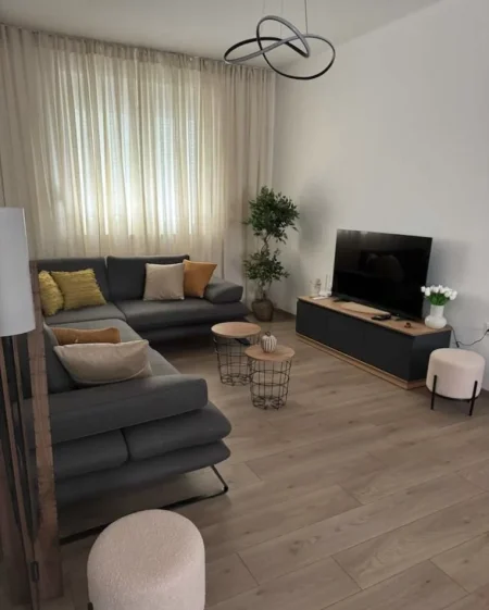 Tirane, jepet me qera apartament 2+1+Ballkon Kati 2, 90 m² 950 € (Kafe Flora, Rruga e Durresit)