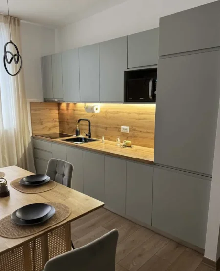 Tirane, jepet me qera apartament 2+1+Ballkon Kati 2, 90 m² 950 € (Kafe Flora, Rruga e Durresit)