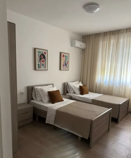 Tirane, jepet me qera apartament 2+1+Ballkon Kati 2, 90 m² 950 € (Kafe Flora, Rruga e Durresit)