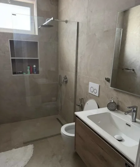 Tirane, jepet me qera apartament 2+1+Ballkon Kati 2, 90 m² 950 € (Kafe Flora, Rruga e Durresit)