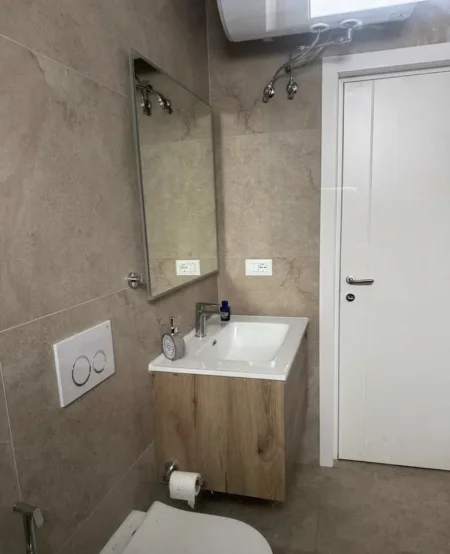 Tirane, jepet me qera apartament 2+1+Ballkon Kati 2, 90 m² 950 € (Kafe Flora, Rruga e Durresit)