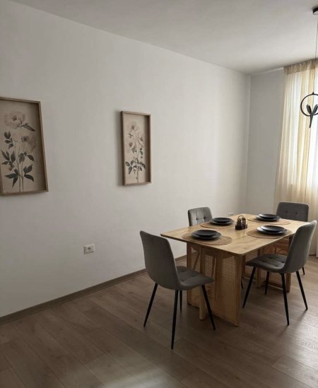 Tirane, jepet me qera apartament 2+1+Ballkon Kati 2, 90 m² 950 € (Kafe Flora, Rruga e Durresit)