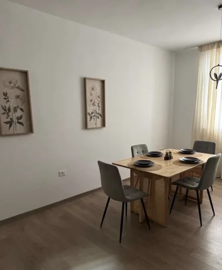Tirane, jepet me qera apartament 2+1+Ballkon Kati 2, 90 m² 950 € (Kafe Flora, Rruga e Durresit)