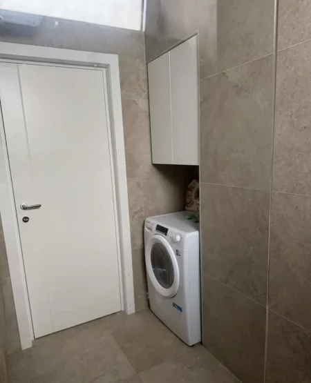 Tirane, jepet me qera apartament 2+1+Ballkon Kati 2, 90 m² 950 € (Kafe Flora, Rruga e Durresit)