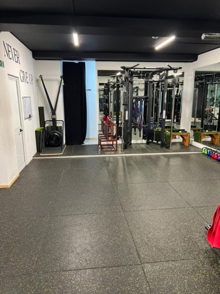 Tirane, shitet ambjent biznesi Kati 1, 150 m² 30.000 € (shitet palester ne bllok)