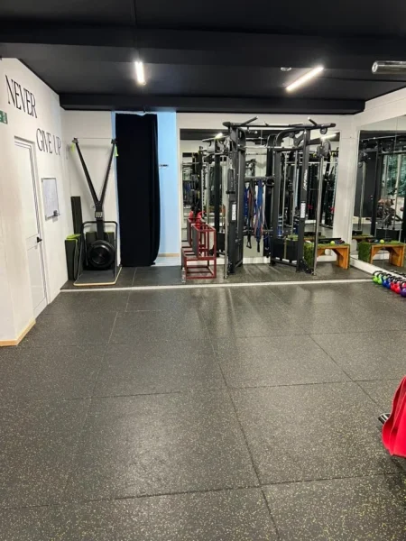 Tirane, shitet ambjent biznesi Kati 1, 150 m² 30.000 € (shitet palester ne bllok)