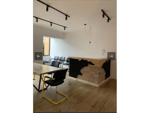 Tirane, jepet me qera zyre Kati 1, 110 m² 1.000 € (Rr. e Durresit)
