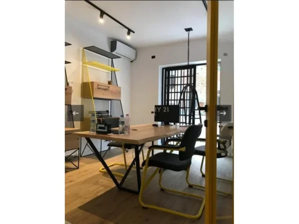 Tirane, jepet me qera zyre Kati 1, 110 m² 1.000 € (Rr. e Durresit)