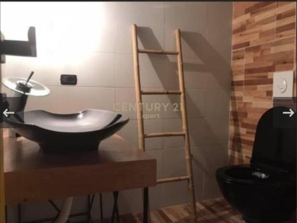 Tirane, jepet me qera zyre Kati 1, 110 m² 1.000 € (Rr. e Durresit)