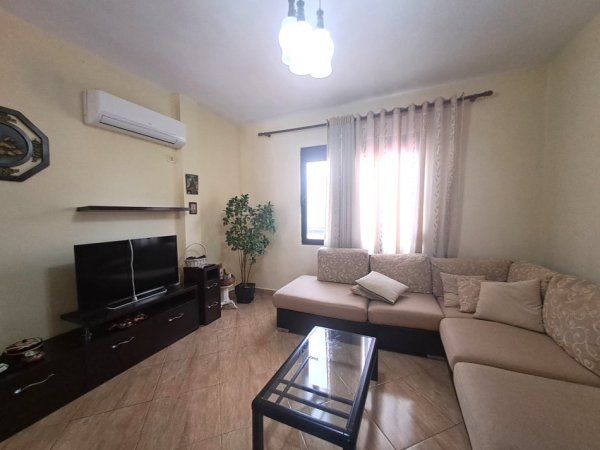 Jepet me Qira Hyrje 2+1 në Laprakë te Kupola, Kati 2, 90 m² 500 €uro
