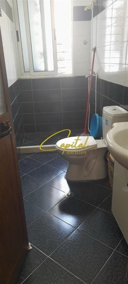 Tirane, jepet me qera apartament 2+1 Kati 1, 90 m² 500 € (XHAMLLIKU)