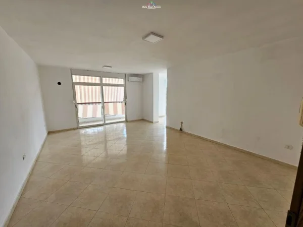 Tirane, jepet me qera zyre Kati 5, 135 m² 900 € (ish ekzpozita)