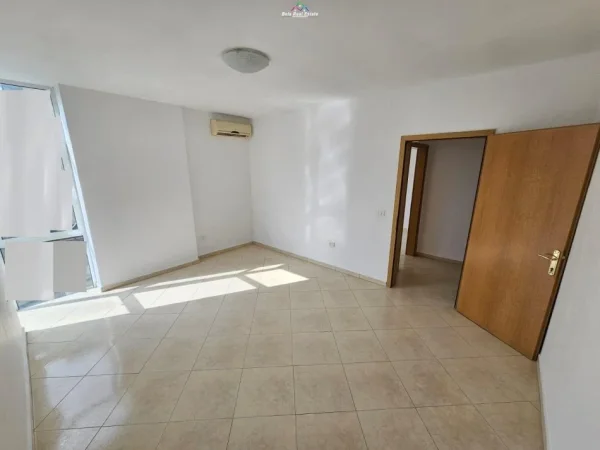 Tirane, jepet me qera zyre Kati 5, 135 m² 900 € (ish ekzpozita)
