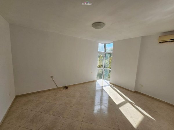 Tirane, jepet me qera zyre Kati 5, 135 m² 900 € (ish ekzpozita)