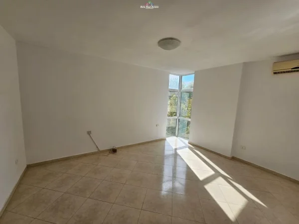 Tirane, jepet me qera zyre Kati 5, 135 m² 900 € (ish ekzpozita)